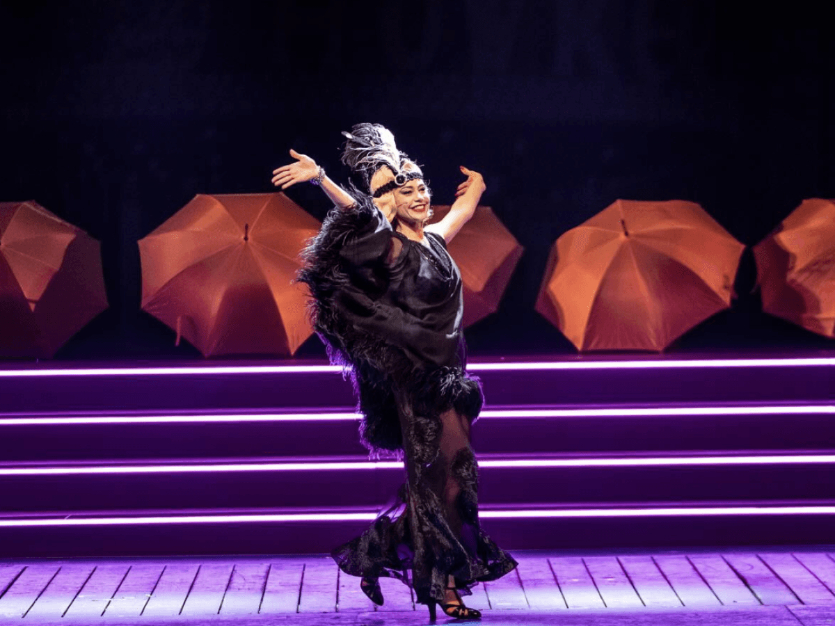 Teatro borghese: mentre il popolo soffre, le dive si divertono