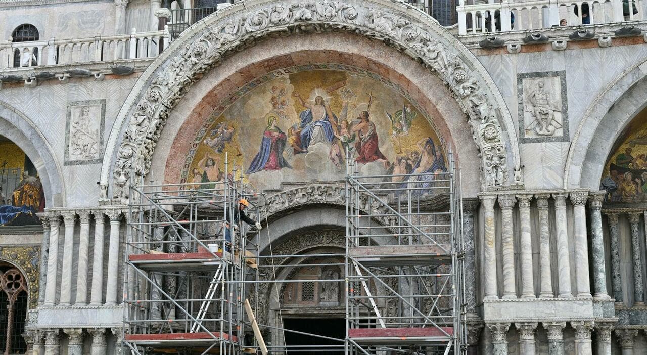 San Marco: crepe sui pilastri mentre i padroni speculano