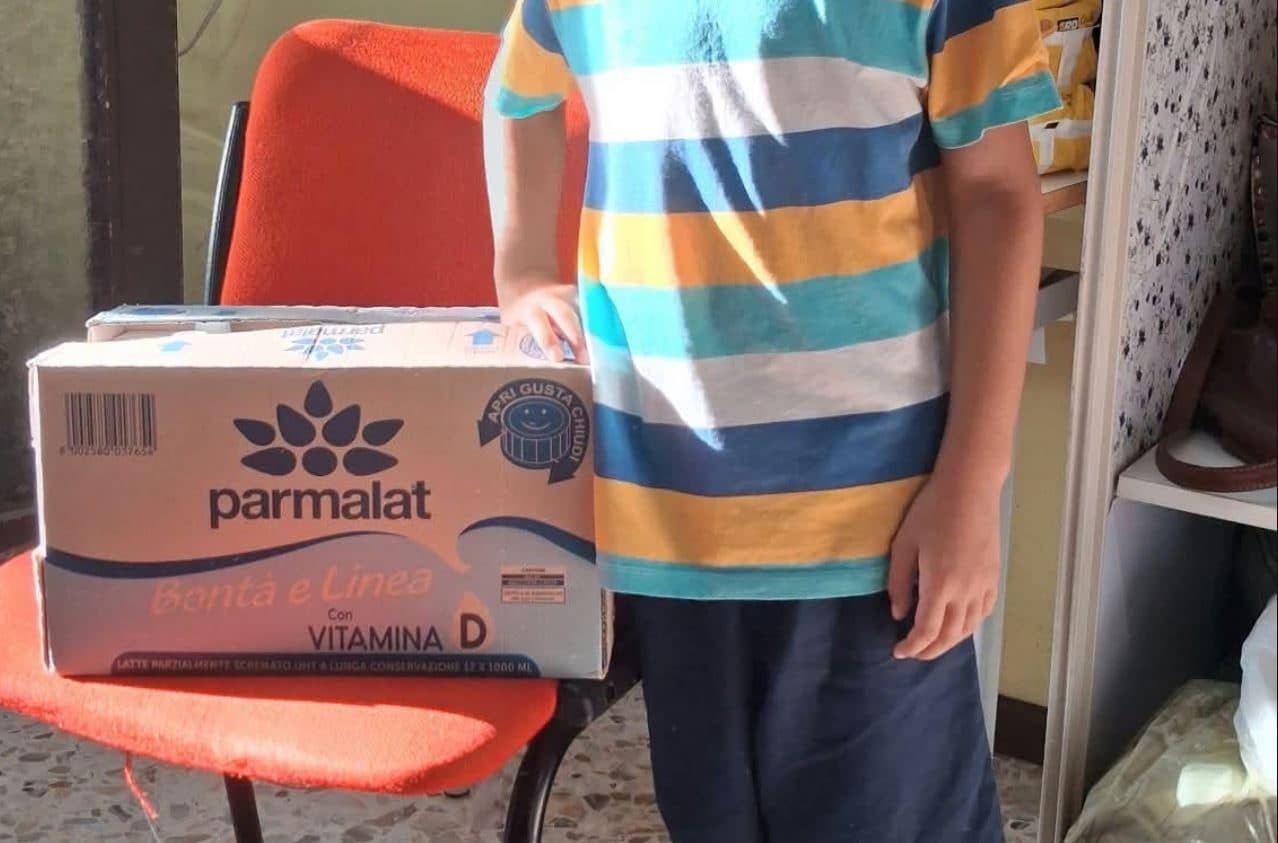 Filippo, 8 anni, svuota il salvadanaio per comprare il latte ai poveri di Barletta: la solidarietà che schiaccia lo spread