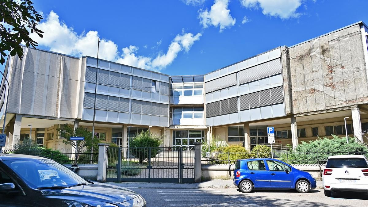 Como, chiude la scuola Corridoni: il popolo perde, i padroni del pallone vincono