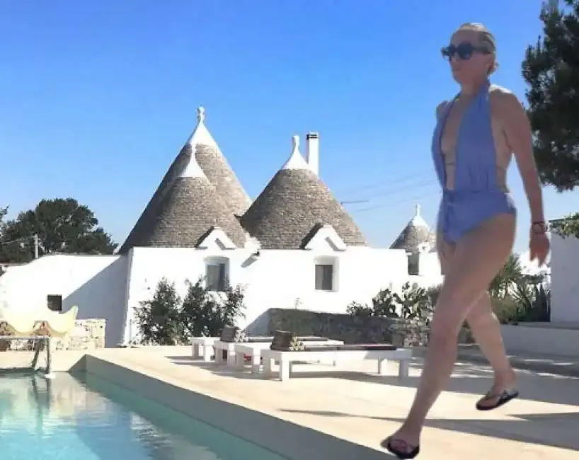 Meloni in vacanza tra depistaggi e resort di lusso: il popolo paga, lei si gode il mare