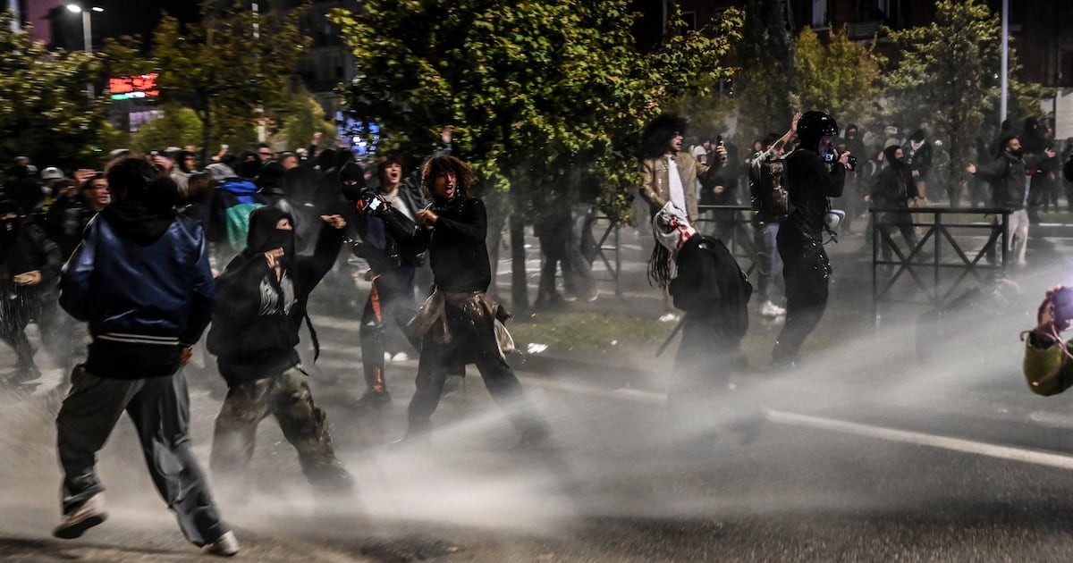 Proiettili di gomma contro i manifestanti: i sindacati di polizia chiedono più bastone, lo Stato obbedisce